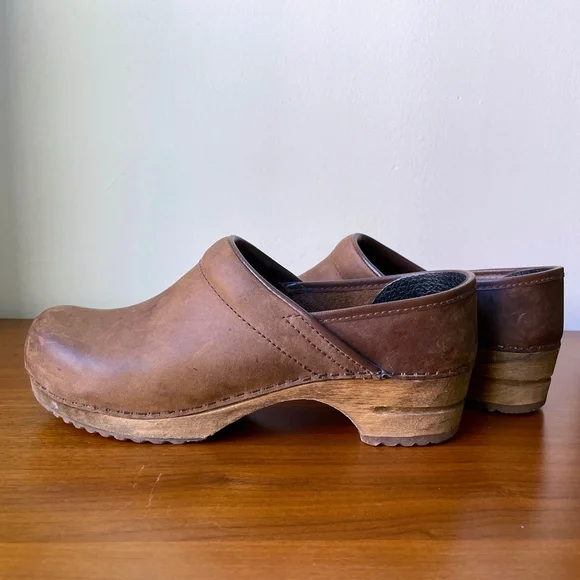[US 8.5/EU 39] Sanita Julie Clogs — Antique Brown oiled leather - Picture 4 of 15